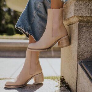 Free People Essential Chelsea Boots in Antique White [Cream/Tan] (Size 36)